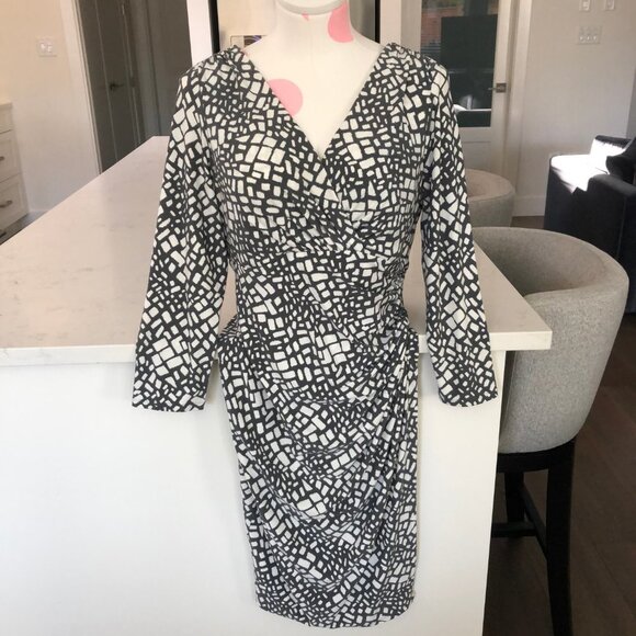 Lauren Ralph Lauren V Neck Faux Wrap Print Dress w Side Ruching Gray + Wht Sz 10 - Picture 13 of 13